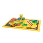 JV233 SEAU COMPRENANT 4 POTS DE 50GRS PATE A MODELER  DOUCE + ACCESSOIRES DE MODELAGE +1 TAPIS